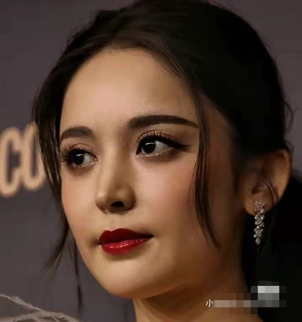 一個比一個P得狠!離開了打光和精修,女明星們到底長什麼樣? 一個比一個P得狠!離開了打光和精修,女明星們到底長什麼樣?