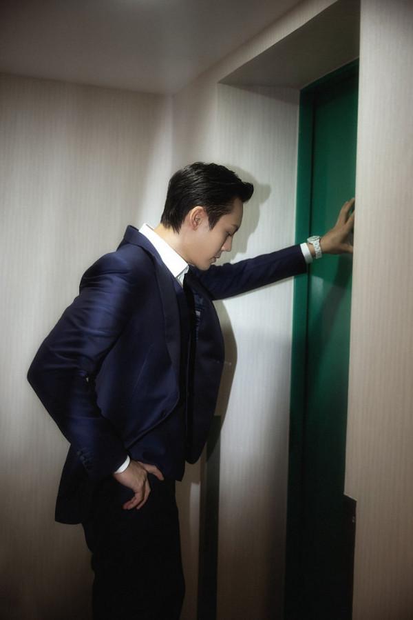 陳偉霆深藍色西服套裝顯沉穩氣質 眼神深邃盡顯優雅貴氣十足 陳偉霆深藍色西服套裝顯沉穩氣質 眼神深邃盡顯優雅貴氣十足