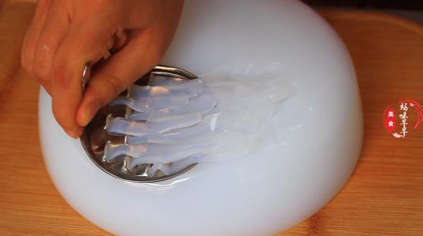 做撈涼粉時,記住比例“115”,涼粉不斷,勁道爽滑,比賣得好吃 做撈涼粉時,記住比例“115”,涼粉不斷,勁道爽滑,比賣得好吃