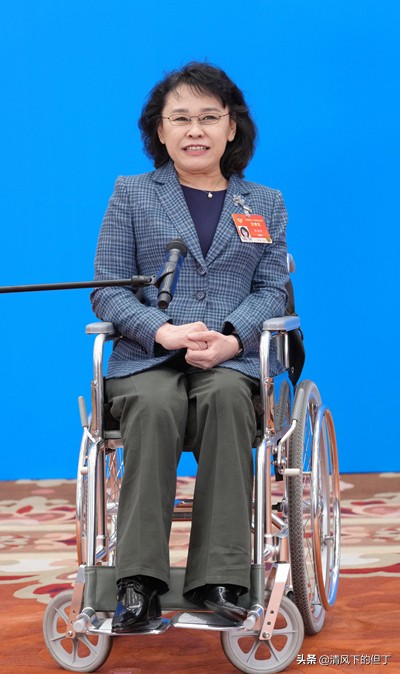 張海迪:5歲時高位截癱,卻自學成才,官至正部級,被稱當代保爾 張海迪:5歲時高位截癱,卻自學成才,官至正部級,被稱當代保爾