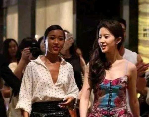 12張尷尬明星照：楊穎頓時變跟班，吉克雋逸劉亦菲像“黑白雙煞”