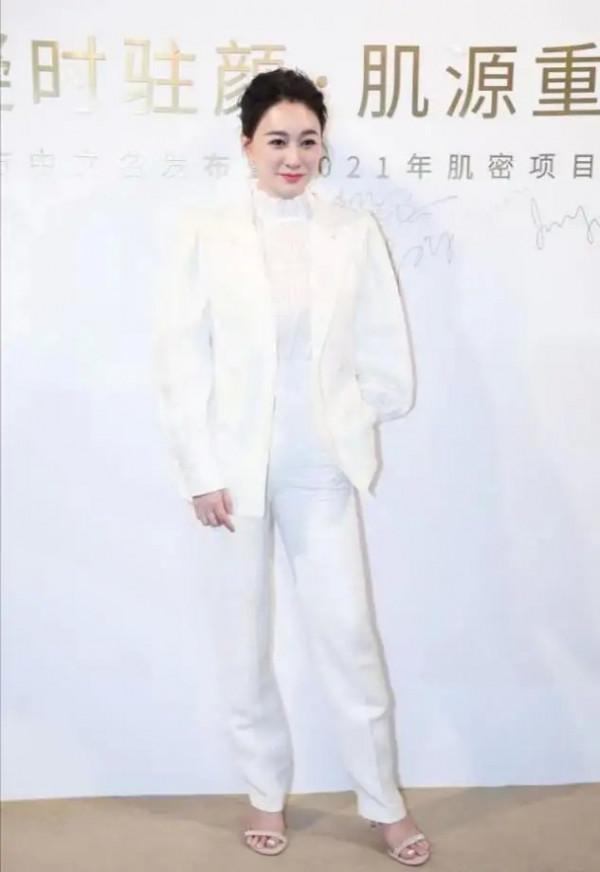 45歲李小冉罕見曬自拍！面板白到發光惹人羨，穿大衣幹練又霸氣