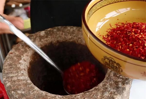 這才是油潑辣子的正確做法，辣椒油秘製方法告訴你，看一遍就學會