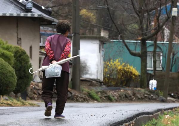 韓國農村空巢老人太慘！出門全靠走，村落十室三空，留守皆老人