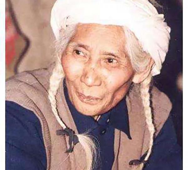 四川白毛女：深山孤苦17年，渾身赤裸當野人，下山後生下一兒一女