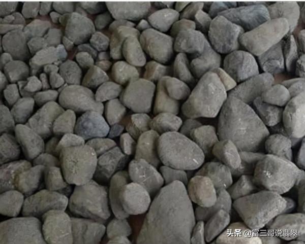 為啥你在翡翠賭石市場幾百塊錢買的料子就沒有切漲的?行家揭秘 為啥你在翡翠賭石市場幾百塊錢買的料子就沒有切漲的?行家揭秘