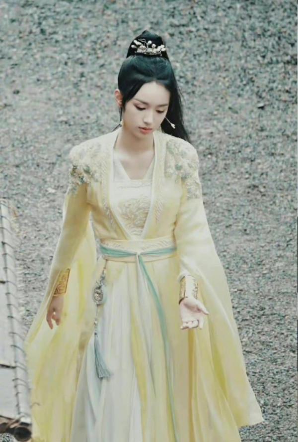 周也侯明昊合作新劇，黑袍造型霸氣拉滿，各種風格都能駕馭