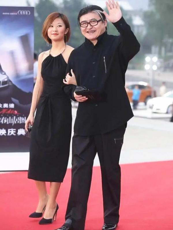 劉歡和兒女罕見同框，劉一絲穿一身黑好低調，掛脖裙穿出窈窕感