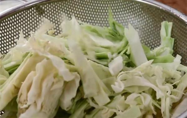 包菜好吃有訣竅,教你特色新吃法,開胃又下飯,一做一大盤不夠吃 包菜好吃有訣竅,教你特色新吃法,開胃又下飯,一做一大盤不夠吃