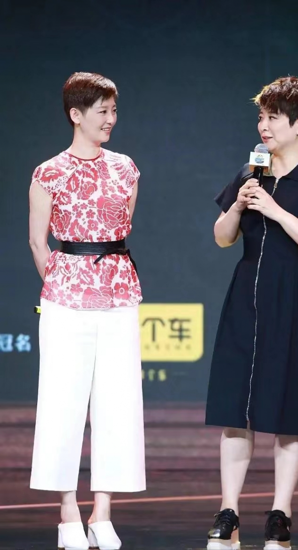 徐帆越老越有氣質,穿紅色印花上衣配闊腿褲,配腰帶簡約高階 徐帆越老越有氣質,穿紅色印花上衣配闊腿褲,配腰帶簡約高階