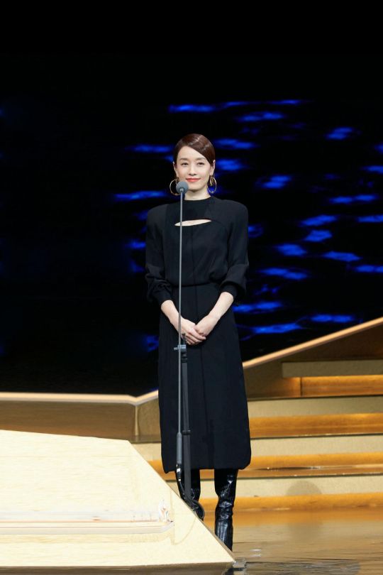 馬丁靴已經過時了,今年流行的是“鴛鴦”,馬伊琍早就穿上了 馬丁靴已經過時了,今年流行的是“鴛鴦”,馬伊琍早就穿上了