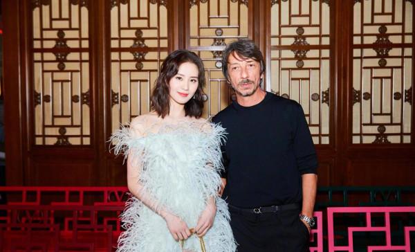 已經當媽的劉詩詩，穿著這身羽毛禮服依舊魅力不減，超有仙女感