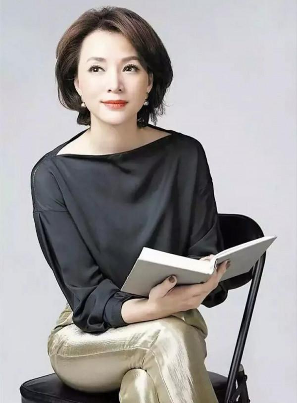 讀董卿背後的真實故事,看內心深處真實的自己 讀董卿背後的真實故事,看內心深處真實的自己