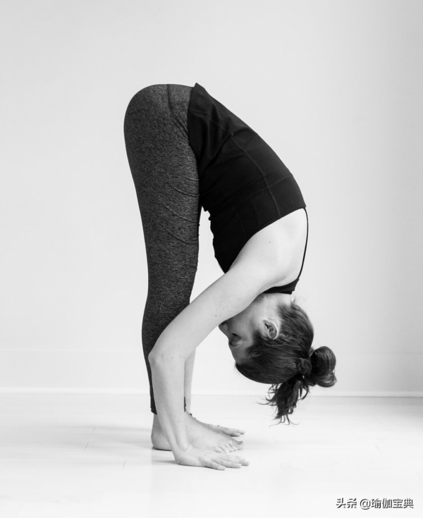 為什麼要伸拉整個背部?按照這5個步驟瑜伽站立前彎一定有進步 為什麼要伸拉整個背部?按照這5個步驟瑜伽站立前彎一定有進步