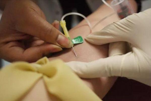 她騙倒美國3任總統，自稱女版喬布斯，捲款數億卻是驚天騙局