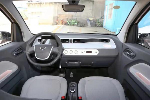 五菱宏光MINIEV：造型小巧，續航里程120km，適合女生代步