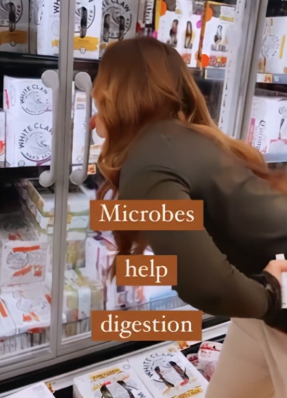 瘋狂！全球疫情十大最反智照片：與確診病人對嘴 舔新冠棒棒糖