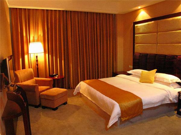 2004年，五旬老漢“易容”，騙財騙色22歲女大學畢業生