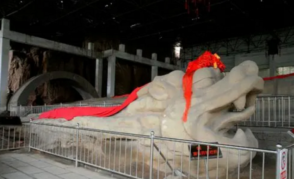 1988年，河北村民挖沙，挖出300多米石頭巨龍，專家研究至今