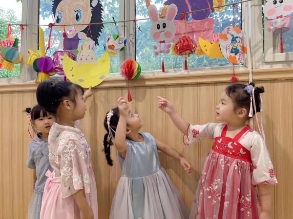 網路中國節•中秋丨迎中秋，幼兒園上演“漢服、燈籠秀”