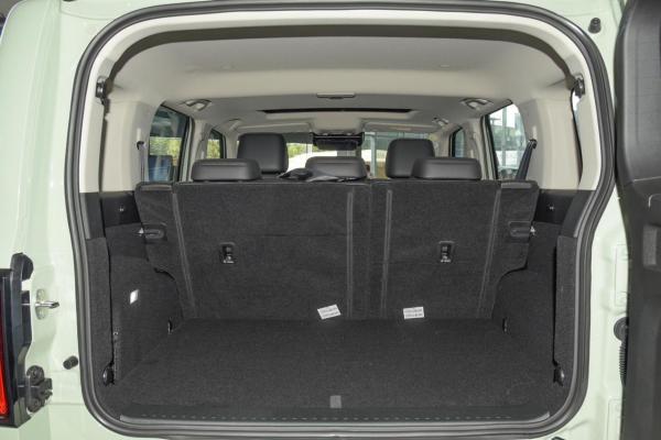 坦克300靜態對比北京BJ40，來看看硬派越野“靜”下來的另一面