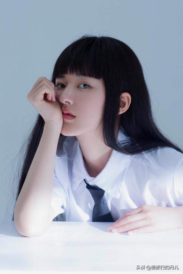 趙露思身穿白色襯衫搭配黑色短裙，齊劉海造型盡顯高冷氣質