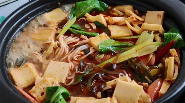 砂鍋米線怎麼做才好吃？在家做很簡單，一次做一大鍋，實在太香了