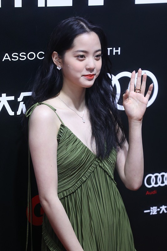 歐陽娜娜生圖也挺甜美，身穿綠色開叉裙秀纖細身材，看著有點嫵媚