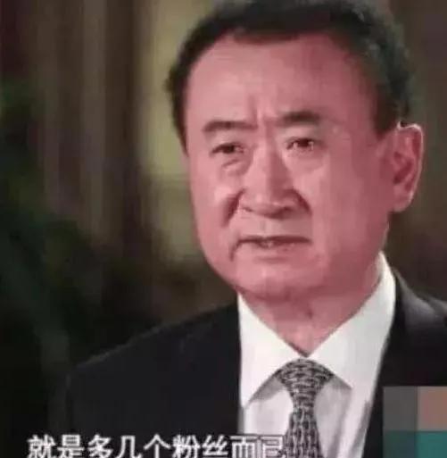 在富豪面前，明星扮小丑就行了，這幾張照片看出明星和富豪的地位