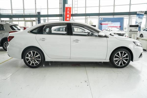 軸距2715mm配1&period;6L動力，十萬級轎車榮威i6解析，它有什麼優缺點？