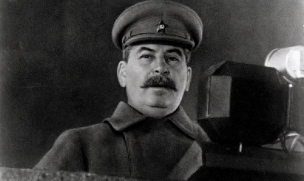 1941年莫斯科紅場閱兵 兩輛坦克經過觀禮臺後突然掉頭 斯大林很驚訝 1941年莫斯科紅場閱兵 兩輛坦克經過觀禮臺後突然掉頭 斯大林很驚訝