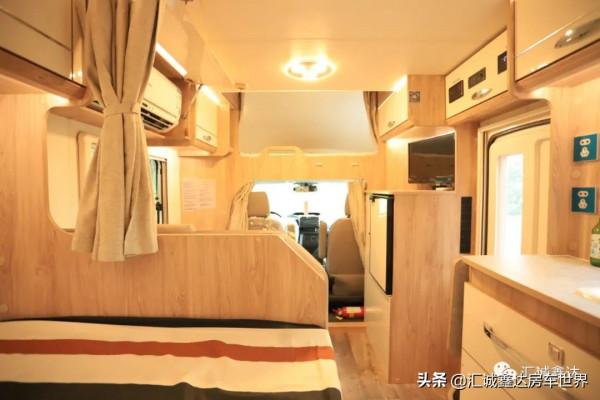 可愛又精巧的福特房車！倆大床睡4人，還有頂級水電！佈局有特色