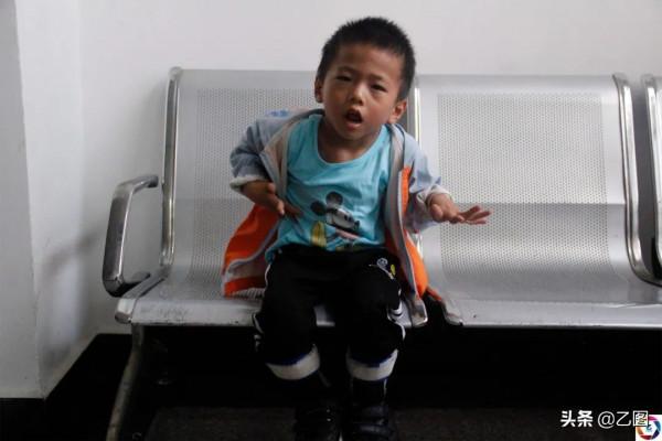 雲南一對雙胞胎兄弟，弟弟比哥哥晚1小時出生，誰料命運差之千里