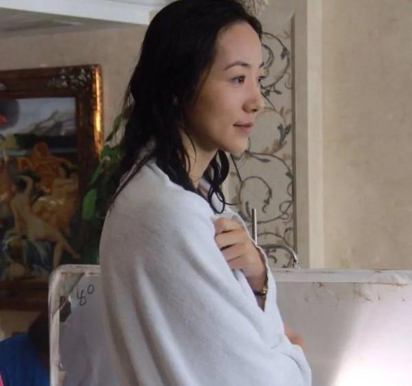 盤點12位女明星，田靜很清純，迪麗熱巴底子好，娜娜很驚訝