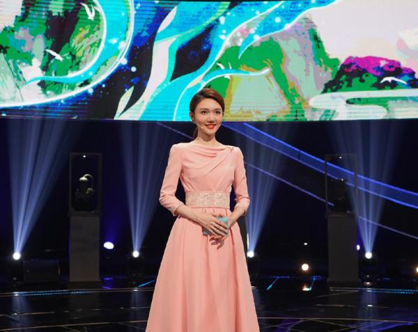 龍洋在央視真受寵，主持人合影她穿長裙站C位，康輝小尼分列兩邊
