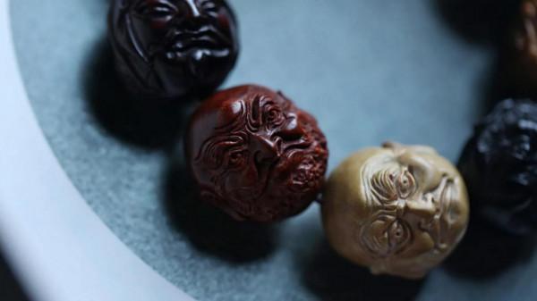 快來欣賞一下得意之作十八羅漢雙面多寶手串嘿嘿