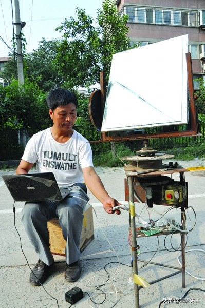 爸爸為孩子發明&OpenCurlyDoubleQuote;機械向日葵&rdquo;太陽能，跟著太陽跑的太陽能熱水器