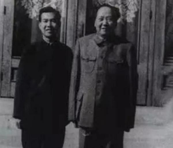 毛主席寫下一句“缺字詩”，準備丟掉時被秘書撿回，懸掛房間57年