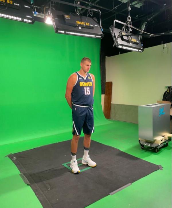 新賽季還有一個月,掘金曬約基奇拍定妝照 新賽季還有一個月,掘金曬約基奇拍定妝照