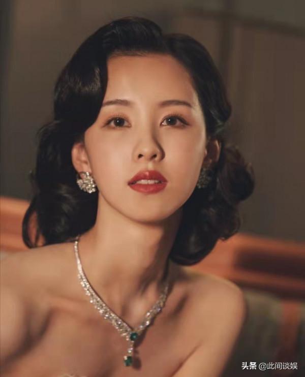 ELLE風尚大典女明星造型，baby熱巴發揮穩定，唐嫣風格不盡人意