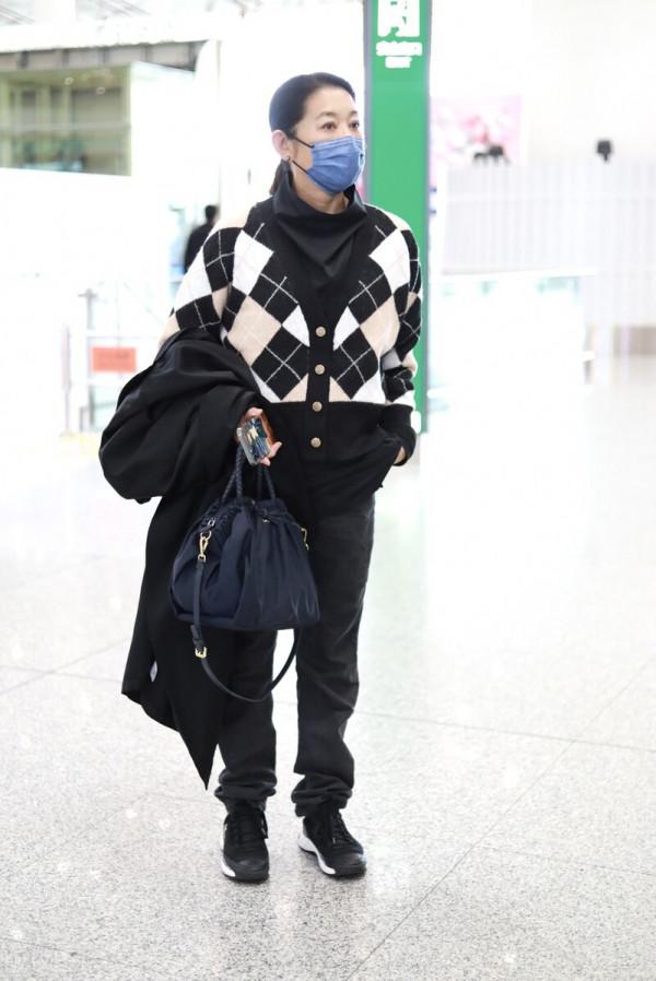 62歲倪萍越來越高調，格紋針織衫疊穿很洋氣，不愧是“央視一姐”