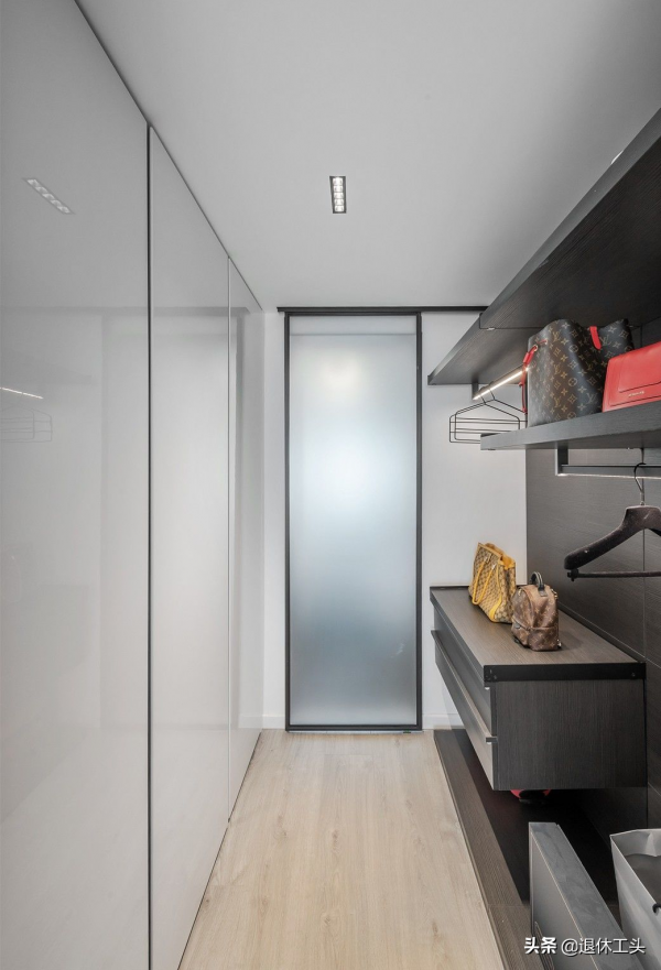 崇尚自由的業主，運用白灰色裝飾，創造精緻的生活空間