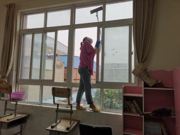 全體教師齊動手 打掃衛生迎開學 全體教師齊動手 打掃衛生迎開學