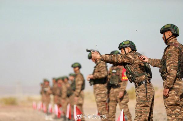 帥！特戰隊員多種姿勢據槍射擊