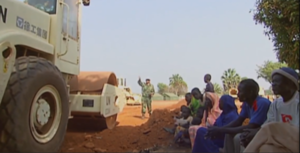 中國人幫非洲修路，頂著60度高溫趕工，當地人卻在樹下乘涼