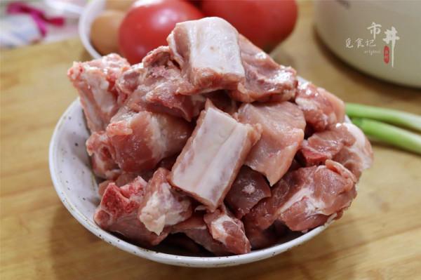 做紅燒排骨，記住“加2樣先炒後燜”，味道香，骨頭一抽就出來