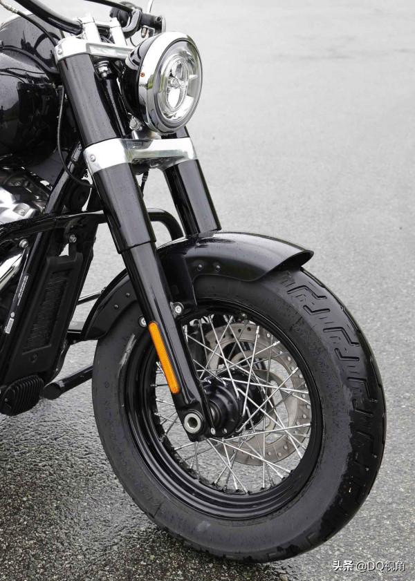 哈雷摩托2021款Softail Slim軟尾司令，V型雙缸70馬力，坐姿舒服