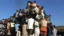 這就是掛在火車上出行的印度人嗎？