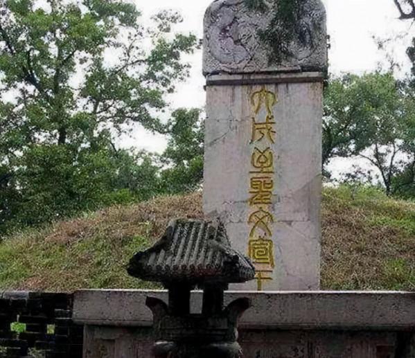 康熙站在孔子墓前，不跪，大臣遮住墓碑一字，康熙才願叩拜