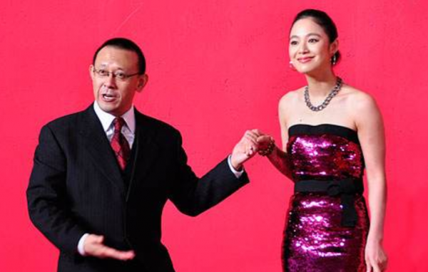 嫁給名導的5位“嬌妻”：陳婷18歲就生子，徐帆54歲至今不生孩子